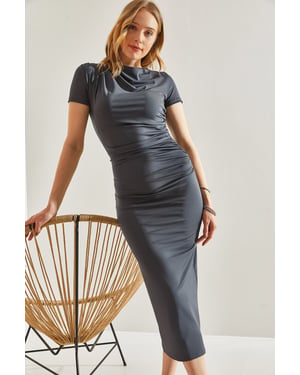 Figurbetontes Midi-Kleid mit Rüschendetail