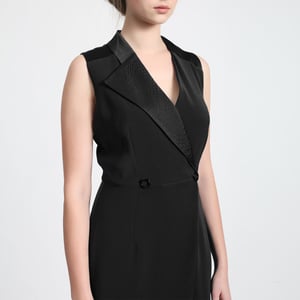 Maßgeschneidertes Kleid mit Wickeleffekt und abgestepptem Kragen