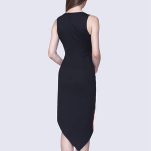 Asymmetrisches Kleid mit geometrischem Druck