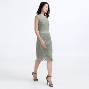 Tailliertes Kleid aus Makrospitze und Tüll
