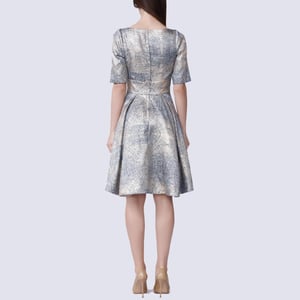 Geschwungenes und ausgestelltes Cocktailkleid aus Jacquard