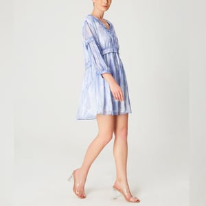 Kurzes Trapezkleid aus Chiffon mit abstraktem Druck