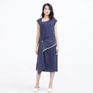 Asymmetrisches Midikleid mit Trapezstreifen