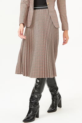Faltenrock und kontrastierende elastische Taille
