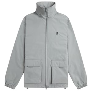 Fred Perry Jacke mit aufgesetzter Tasche und Reißverschluss in Grau