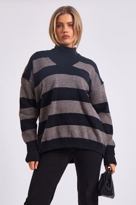 Grauer, weit gestreifter, übergroßer Pullover