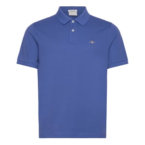 Dieses Poloshirt von Gant ist ein Klassiker und zeitlos. Es hat einen Flachstrickkragen mit einer Knopfleiste, die für einen eleganten und modernen Look sorgt. Die kurzen Ärmel sind glatt und schlicht, was dem Poloshirt einen cleanen und minimalistischen Stil verleiht. Die seitlichen Saumschlitze geben dem Poloshirt mehr Flexibilität und Komfort. Das Poloshirt ist mit einer Logostickerei auf der linken Brustseite geschmückt, die für eine hochwertige und markante Ausstrahlung sorgt. Das Poloshirt hat eine reguläre Passform, die für jeden Körpertyp geeignet ist.