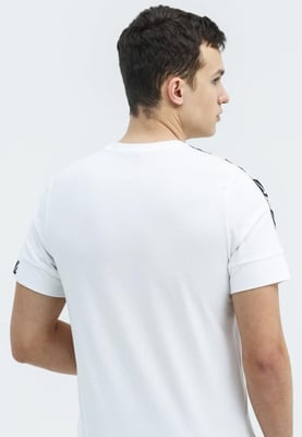 Nike Herren Repeat T Shirt in weiß