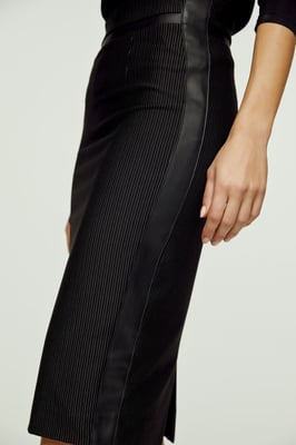 Schwarzer Bleistiftrock mit hoher Taille und Lederdetails