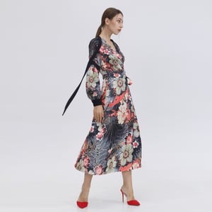 Wickelkleid mit Makro-Blumendruck und Schrägband aus Satin