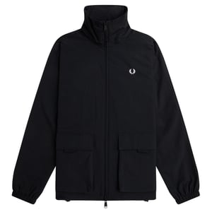 Schwarze Jacke von Fred Perry mit aufgesetzter Tasche und Reißverschluss