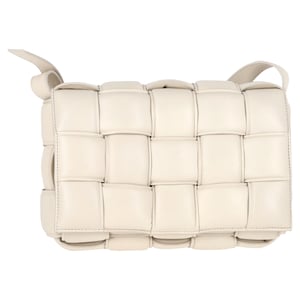 Bottega Veneta Gepolsterte Kassette Tasche aus weißem Lammleder