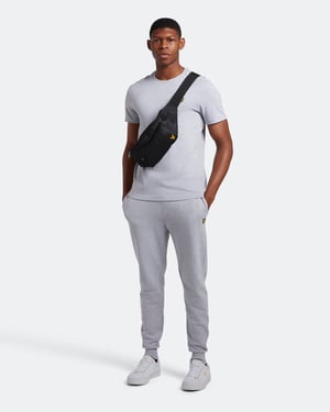 Das Lyle & Scott Plain T-Shirt ist aus 100 % Baumwolle gefertigt und unvergleichlich weich. Es ist ein kultiger Stil und die Definition eines Grundnahrungsmittels im Kleiderschrank. Mit einer klassischen Silhouette, Detailnähten an Kragen und Manschette sowie unserem charakteristischen Steinadler kann dieses T-Shirt nahtlos übereinander getragen werden oder allein als Herzstück eines jeden lässigen Outfits dienen. \n \nPassform: Regulär\nEs ist so geschnitten, dass es weder zu eng noch zu locker sitzt und Ihnen einen klassischen, zeitlos eleganten Look verleiht. Wir empfehlen Ihnen, Ihre übliche Größe zu bestellen, aber wenn Sie zwischen zwei Größen schwanken, nehmen Sie eine Nummer größer.
