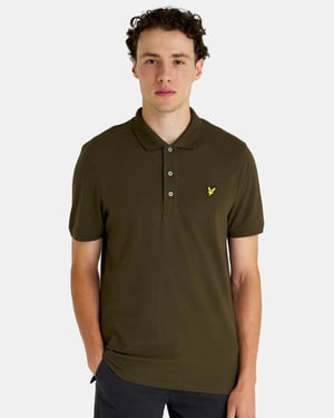 Als ultimative Stilikone von Lyle & Scott steht unser einfarbiges Poloshirt seit Jahrzehnten an der Spitze der Mode. Erhältlich in einer Vielzahl von Farben und hergestellt aus einer leichten, weichen Baumwollmischung, sind unsere Polos ein Muss für jeden Kleiderschrank. Mit Elastananteil für zusätzliche Dehnbarkeit und mit klassischem Rippkragen und Manschetten, Dreiknopfleiste mit Detailnähten sowie unserem charakteristischen Steinadler, einem Zeichen echter britischer Tradition.
Passform: Regulär
Die Passform ist so gewählt, dass sie weder zu eng noch zu locker sitzt und Ihnen einen klassischen, zeitlos eleganten Look verleiht. Wir empfehlen Ihnen, Ihre übliche Größe zu bestellen, aber wenn Sie zwischen zwei Größen schwanken, nehmen Sie eine Nummer größer.