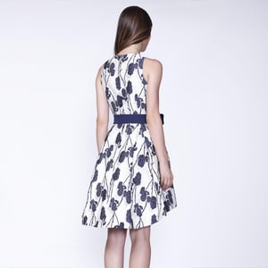 Skaterkleid aus Blumenjacquard mit zusätzlichem Gürtel