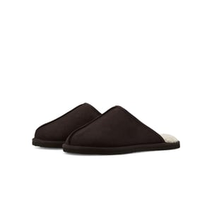 Warme Hausschuhe von der Marke Jack & Jones. Die Hausschuhe sind mit Kunstpelz gefüttert, wodurch sie herrlich warm und angenehm zu tragen sind. Marke: Jack & JonesModellname: Dudely Microfibre SlippersKategorie: Herren HausschuheMaterialien: PolyesterFarbe: braun