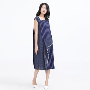 Asymmetrisches Midikleid mit Trapezstreifen