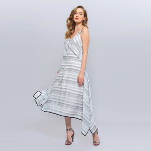 Diagonal gestreiftes Midikleid mit Riemen