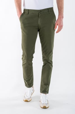 Herren Chino von der Marke Presly & Sun. Die Chino von Presly & Sun besteht aus Bio-Baumwolle und Elastan und hat eine schmale Passform. Die weiche Baumwolle und das Elastan sorgen für einen hohen Tragekomfort.  Marke: Presly & SunModellname: Samuel ChinoKategorie: Chino für HerrenMaterialien: Baumwolle/ElastanFarbe: grün