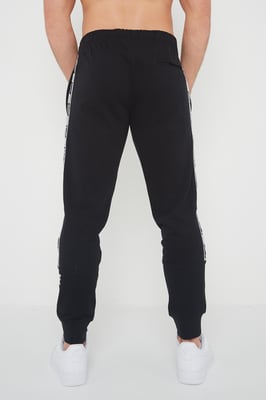 Nike Herren Wiederholung Taping Logo Fleece Cuffed Jogger in Schwarz