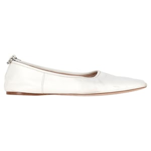 Miu Miu Ballerinas mit verziertem Riemen und spitzer Zehenpartie aus weißem Leder