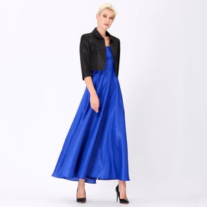 Langes ausgestelltes Kleid aus Taft