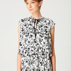 Kurzes Kleid mit Rüschen und Blumendruck