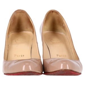 Christian Louboutin Dolly 85 Pumps mit runder Zehenpartie aus nude-lackiertem Leder