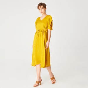 Midikleid mit V-Ausschnitt und Kordelzuggürtel
