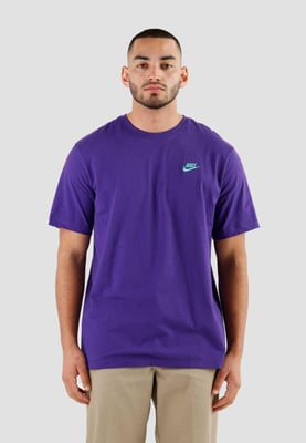 Nike Sportswear Club Herren-T-Shirt in Lila