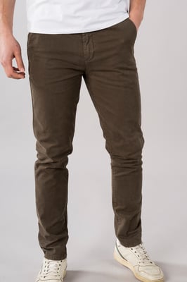 Herren Chino von der Marke Presly & Sun. Die Chino von Presly & Sun besteht aus Bio-Baumwolle und Elastan und hat eine schmale Passform. Die weiche Baumwolle und das Elastan sorgen für einen hohen Tragekomfort.  Marke: Presly & SunModellname: Samuel ChinoKategorie: Chino für HerrenMaterialien: Baumwolle/ElastanFarbe: grün