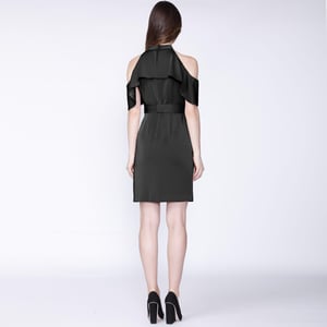 Tailliertes Kleid mit großen Rüschen und nackten Schultern
