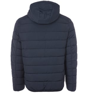 Lyle & Scott ist eine britische Marke mit Stil und Qualität, die über 100 Jahre technisches Know-how in ihre Produkte einfließen lässt. Traditionelle Kleidungsstücke wurden mit zeitgemäßer Ästhetik versehen, aber vergessen Sie nicht das ikonische Golden Eagle-Logo, an dem Sie sofort erkennen, dass Sie eine renommierte Marke tragen. Das ist bei der Lightweight Puffer Jacket mit Sicherheit der Fall. Nylonkonstruktion, elastische Bündchen und Saum, zwei Druckknopftaschen, verstellbare Kapuze mit Bungee-Kordel, durchgehender Reißverschluss, Lyle & Scott Branding. Stil & Passform: Normale Passform, Passt in der Größe. Zusammensetzung und Pflege: 100% Nylon, Maschinenwäsche.