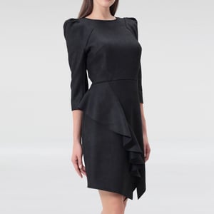 Kleid aus Stretch-Wildleder mit Rüsche am Rock