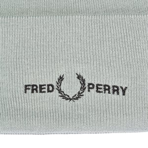 Silberblaue Mütze mit grafischem Logo von Fred Perry