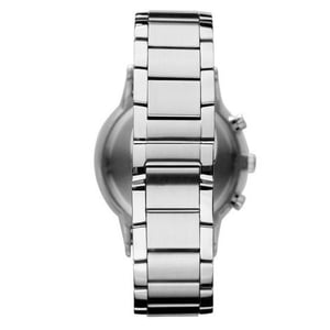 Elegante Herrenuhr der Marke Armani. Die Uhr hat ein Armband, das auch kleiner gemacht werden kann, das Gehäuse hat einen Durchmesser von 43 mm und das Uhrwerk ist Quarz. Marke: ArmaniModellname: AR2448 (43mm)Kategorie: HerrenuhrMaterialien: EdelstahlFarbe: silber