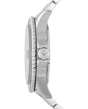 Diese Emporio Armani Diver Analoguhr für Herren ist der perfekte Zeitmesser zum Tragen oder als Geschenk. Es ist Silber 42 mm Runde Gehäuse kombiniert mit dem bequemen Silber Edelstahl Uhrenarmband wird sichergestellt, dass Sie diese atemberaubende Uhr ohne Kompromisse genießen. Die Uhr wird von einem hochwertigen Quarzwerk angetrieben und ist bis zu 10 bar wasserdicht, so dass sie immer ticken wird. Diese sportliche und modische Uhr verleiht Ihnen ein einzigartiges Gefühl in jedem Outfit! -Die Uhr verfügt über eine Kalenderfunktion: Datum, Leuchtzeiger, Leuchtziffern Hochwertiges 21 cm langes und 21 mm breites Silbernes Edelstahlarmband mit Faltschließe und Druckknopfverschluss Gehäusedurchmesser: 42 mm, Gehäusedicke: 11 mm, Gehäusefarbe: Silber und Zifferblattfarbe: Grün