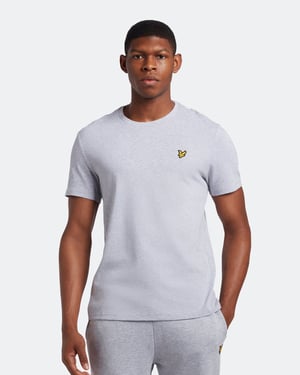 Das Lyle & Scott Plain T-Shirt ist aus 100 % Baumwolle gefertigt und unvergleichlich weich. Es ist ein kultiger Stil und die Definition eines Grundnahrungsmittels im Kleiderschrank. Mit einer klassischen Silhouette, Detailnähten an Kragen und Manschette sowie unserem charakteristischen Steinadler kann dieses T-Shirt nahtlos übereinander getragen werden oder allein als Herzstück eines jeden lässigen Outfits dienen. \n \nPassform: Regulär\nEs ist so geschnitten, dass es weder zu eng noch zu locker sitzt und Ihnen einen klassischen, zeitlos eleganten Look verleiht. Wir empfehlen Ihnen, Ihre übliche Größe zu bestellen, aber wenn Sie zwischen zwei Größen schwanken, nehmen Sie eine Nummer größer.