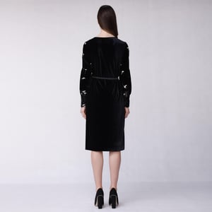 Goldenes besticktes Samtkleid