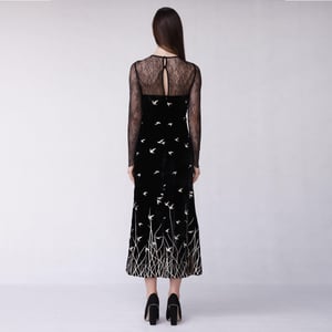 Langes goldenes besticktes Samtkleid