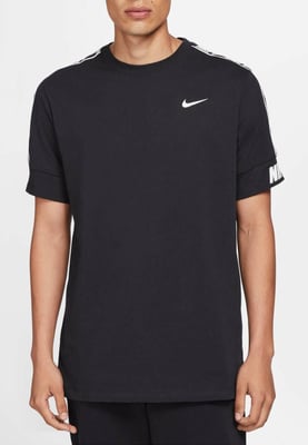 Nike Herren Repeat T Shirt in Schwarz / Weiß