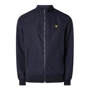 Die Lyle & Scott Trichterhalsjacke mit Mesh-Backing ist mit einem Innennetz ausgestattet, das die Atmungsaktivität fördert. Ein Muss bei Übergangswetter und wenn Sie leichte Jacken mit normaler Passform bevorzugen. Mit durchgehendem Marken-Reißverschluss auf der Vorderseite und Reißverschluss-Handtaschen.
