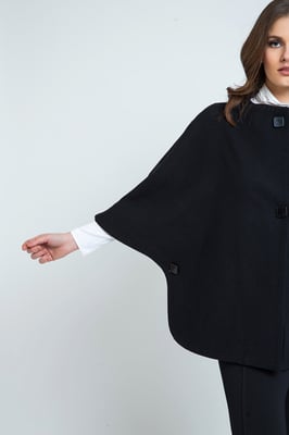 Schwarzer Mantel im Poncho-Stil