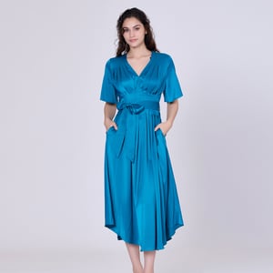 Kleid aus Satin mit mehreren Falten