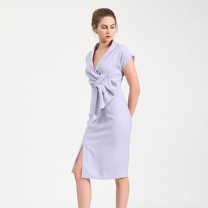 Drapiertes, asymmetrisch geschnittenes Kleid