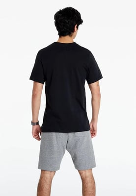 Nike Swoosh Logo-T-Shirt in Schwarz