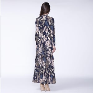 Langes Kleid im Bohème-Stil mit Rüschen und Federn bedruckt