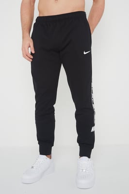 Nike Herren Wiederholung Taping Logo Fleece Cuffed Jogger in Schwarz