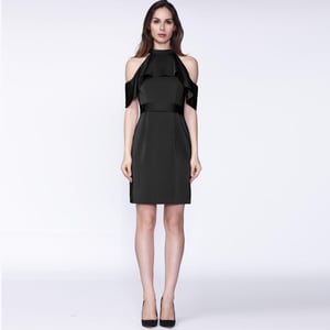 Tailliertes Kleid mit großen Rüschen und nackten Schultern