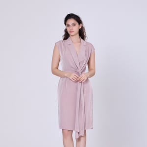 Asymmetrisch drapiertes Bahnenkleid aus mattem Satin